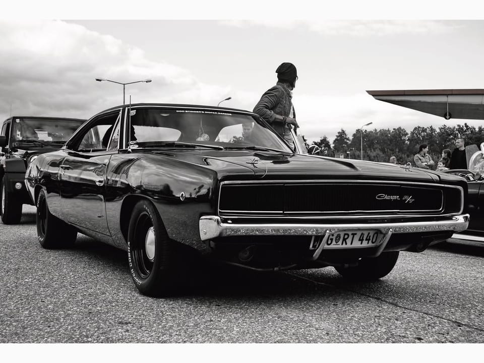 Fototapeta Klasyczny samochód na parkingu na wymiar