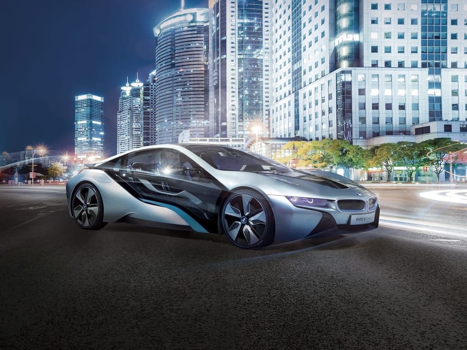 Fototapeta Nowoczesny samochód w miejskiej scenerii