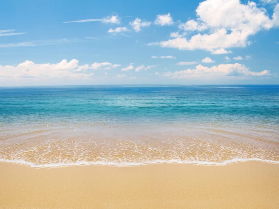 Fototapeta Plaża i Fale na Błękitnym Niebie na wymiar