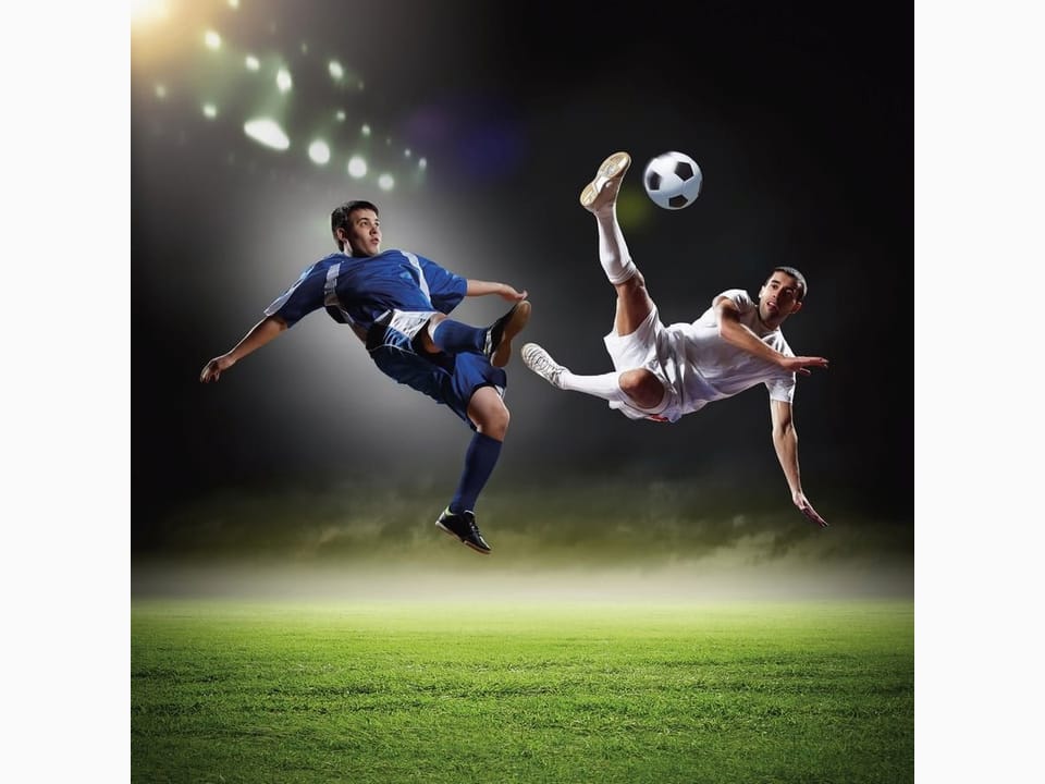 Fototapeta Piłkarze w akcji na murawie