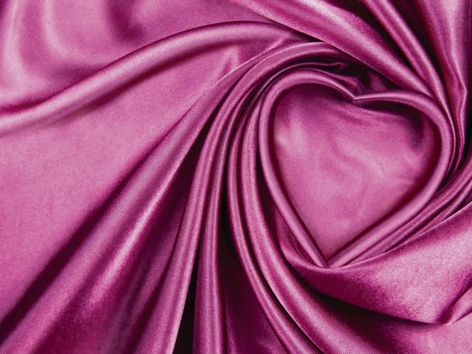 Fototapeta Różowa tkanina w kształcie serca na wymiar