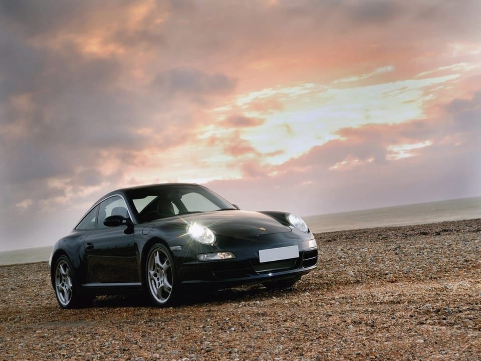 Fototapeta Czarny sportowy samochód na plaży