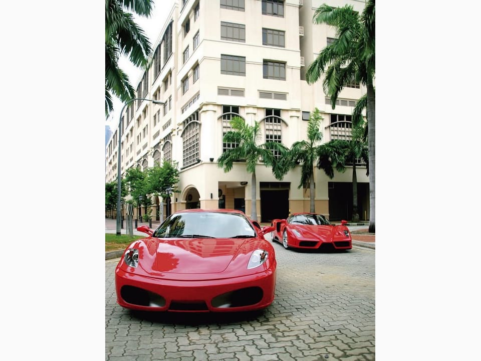 Fototapeta Czerwone sportowe samochody w mieście