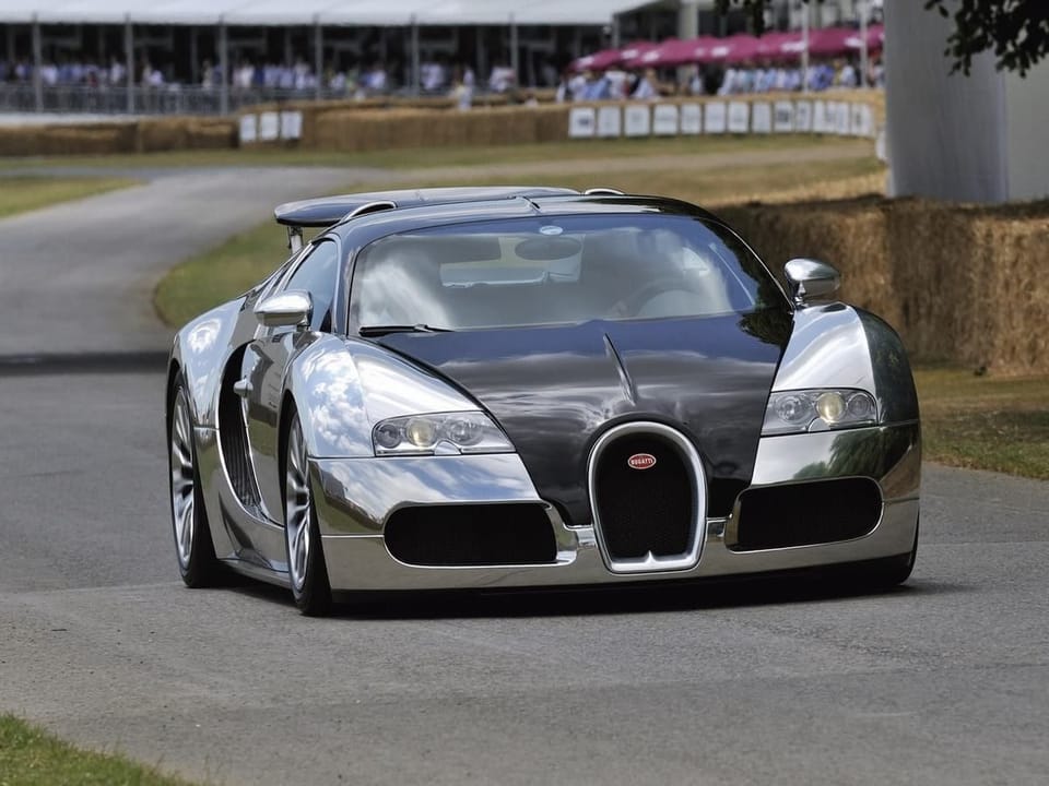 Fototapeta Srebrny sportowy samochód na torze