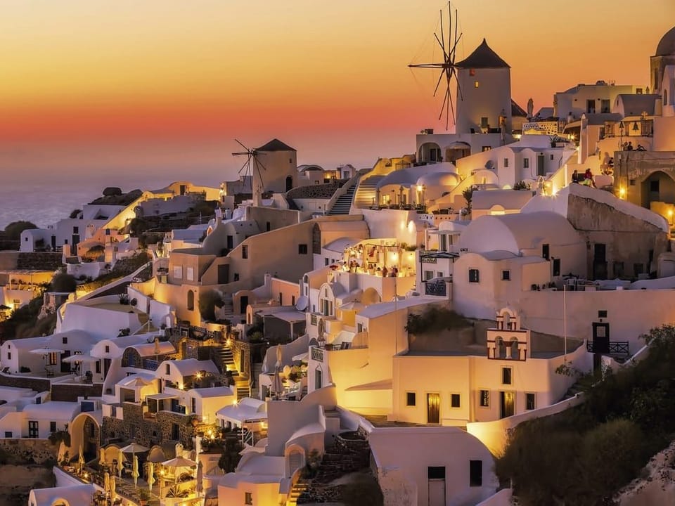 Fototapeta Białe budynki na wzgórzu o zachodzie