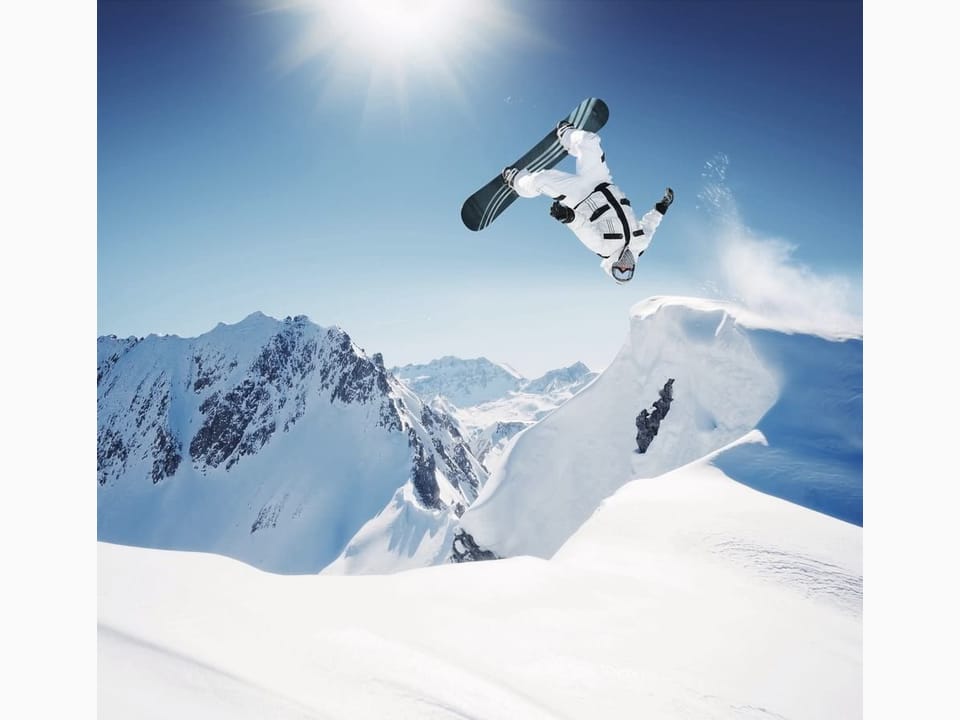 Fototapeta Snowboardzista nad śnieżnym stokiem na wymiar