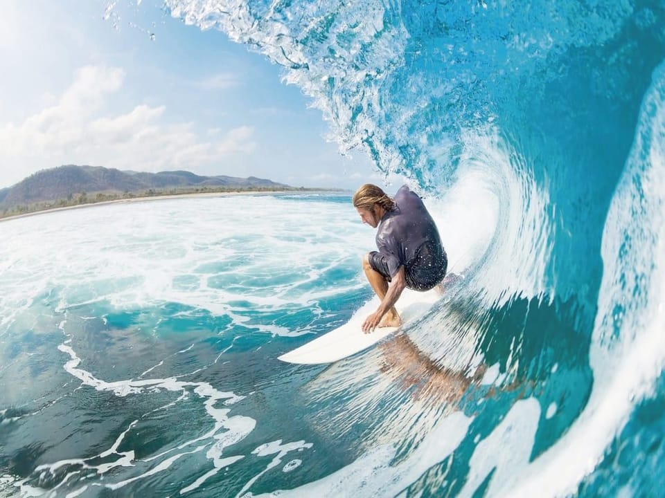Fototapeta Surfer na fali przy brzegu na wymiar
