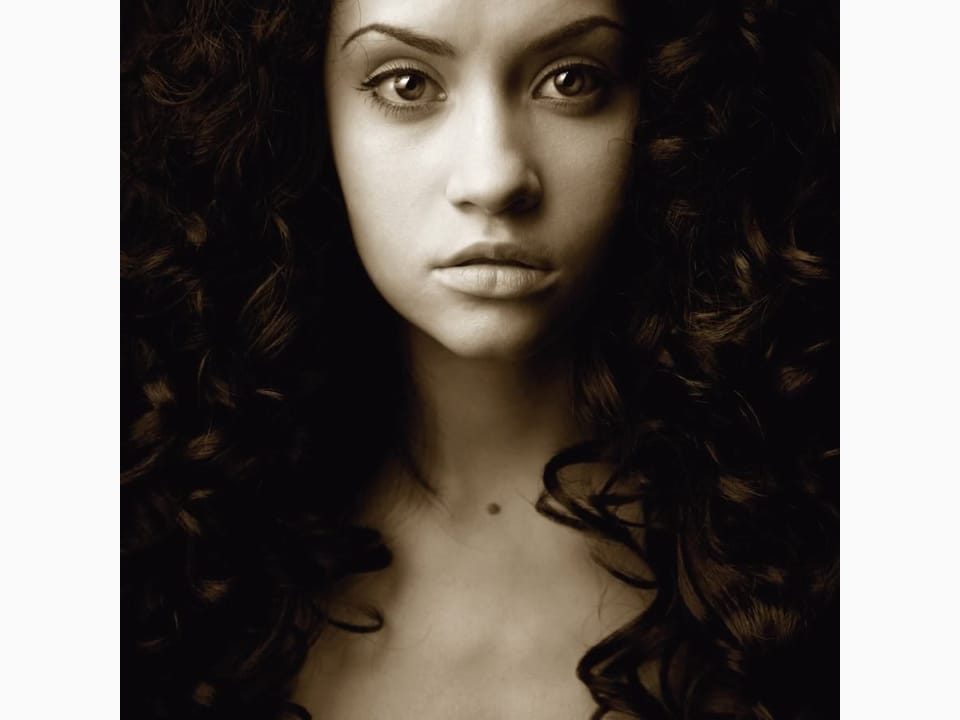 Fototapeta Portret kobiety z kręconymi włosami