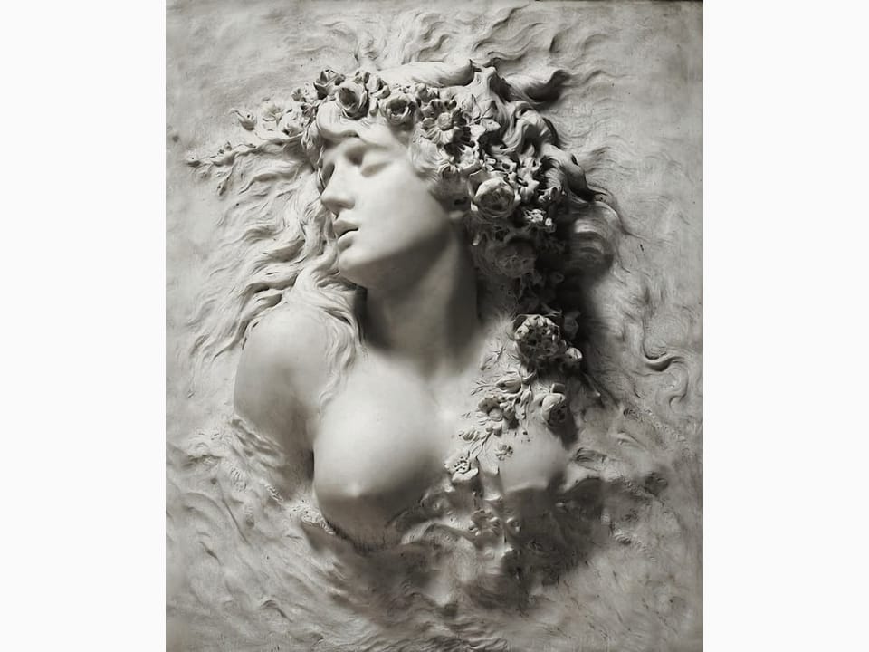 Fototapeta Rzeźba kobiety z kwiatami