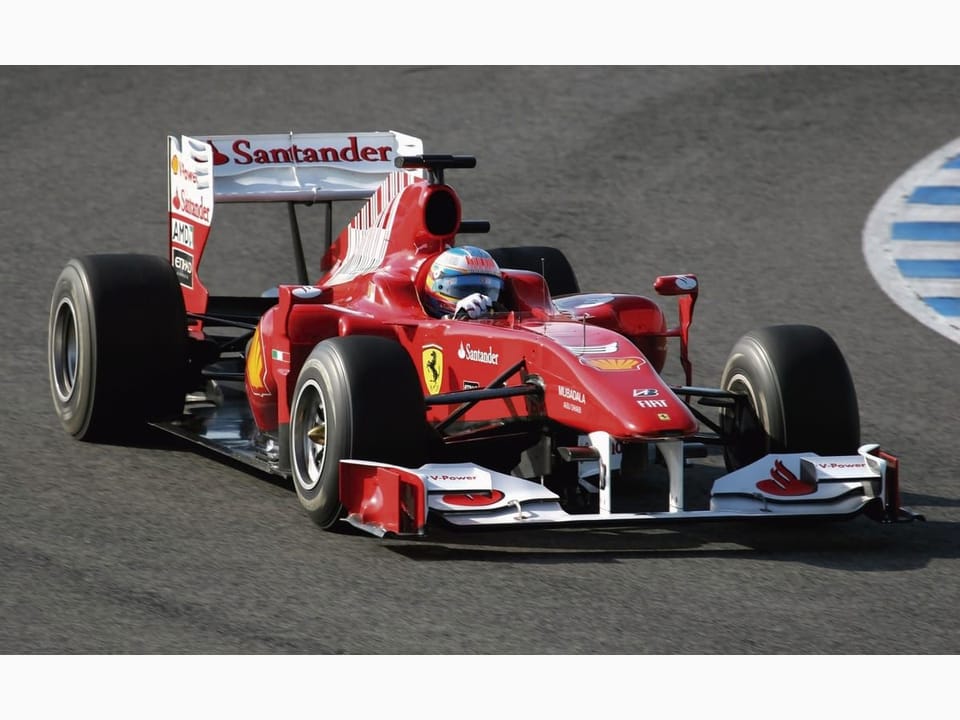 Fototapeta Czerwony bolid na torze wyścigowym