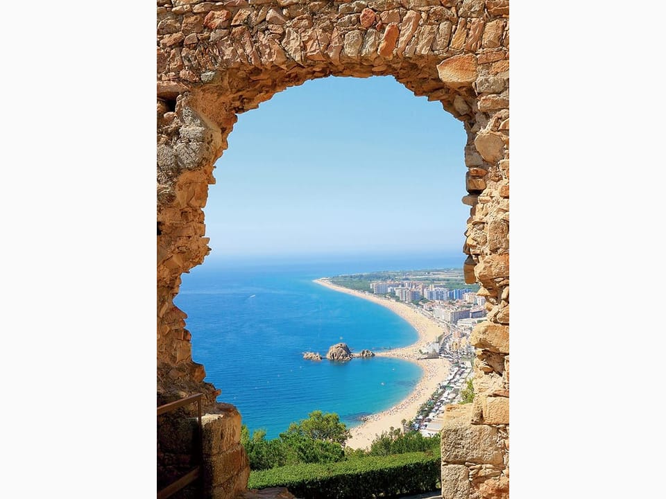 Fototapeta Widok na plażę przez kamienny łuk