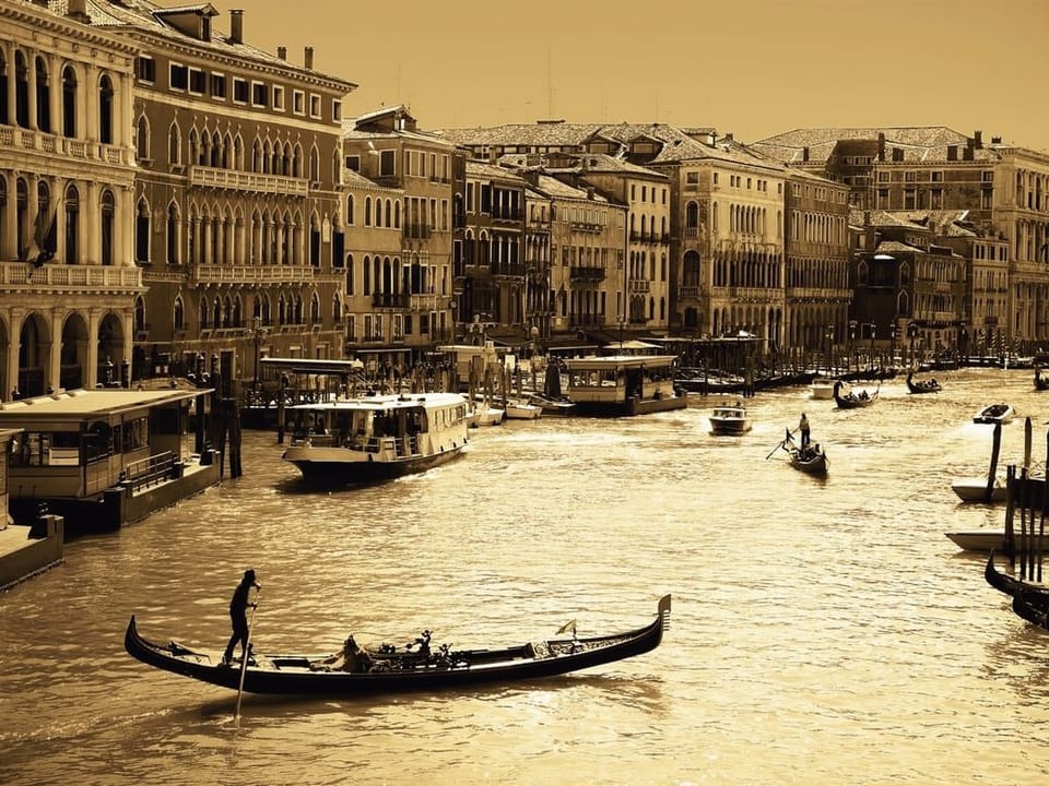 Fototapeta Gondola na kanale Starego Miasta na wymiar