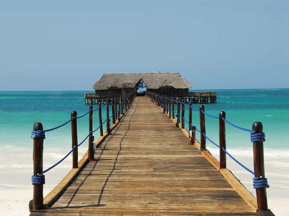 Fototapeta Drewniane molo do chaty na wodzie