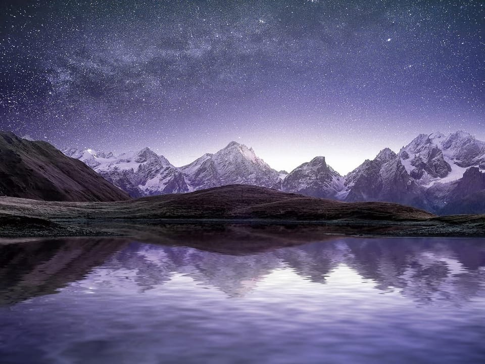 Fototapeta Góry i jezioro nocą