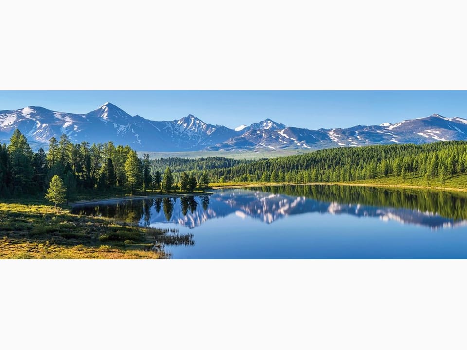 Fototapeta Górskie jezioro z lasami iglastymi