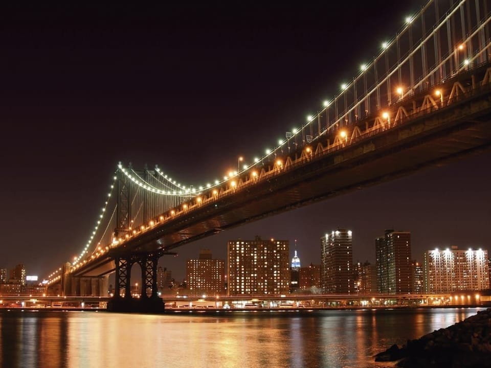 Fototapeta Oświetlony most nad rzeką nocą