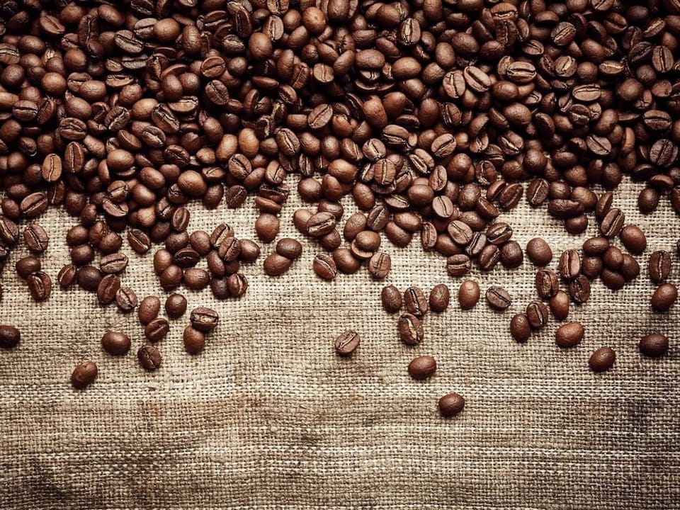 Fototapeta Ziarna kawy na jutowym tle