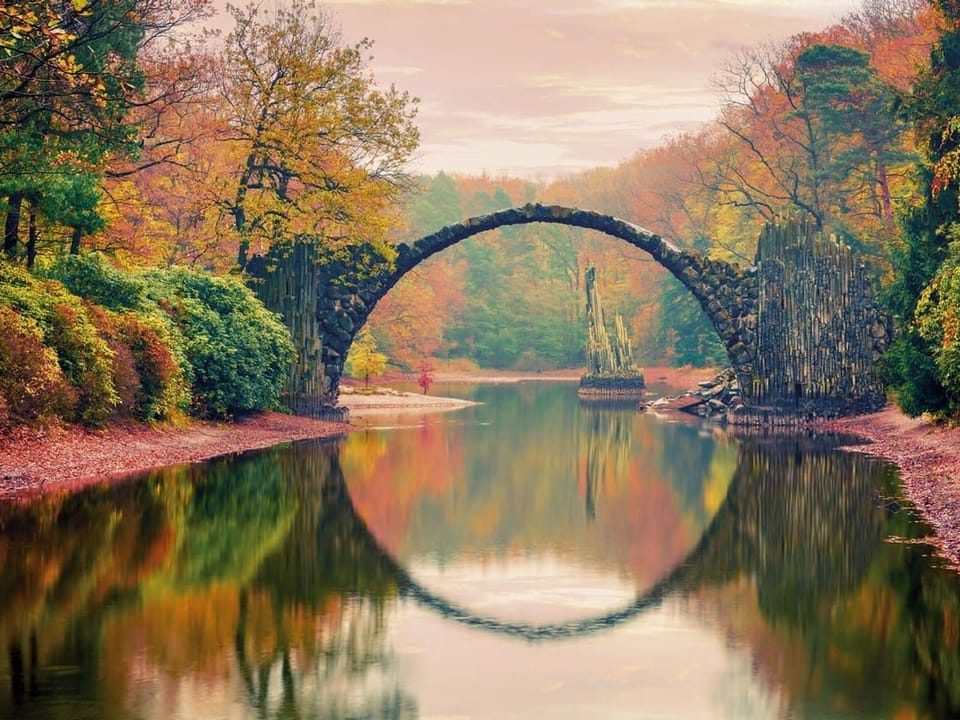 Fototapeta Kamienny most nad spokojną wodą