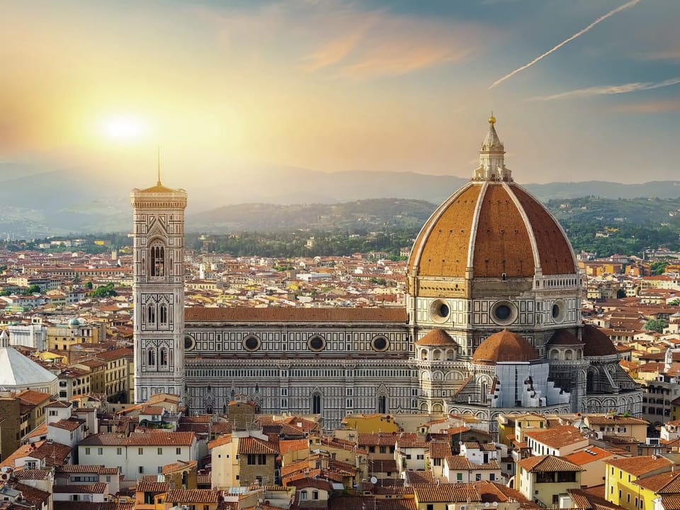 Fototapeta Katedra z kopułą i dzwonnicą