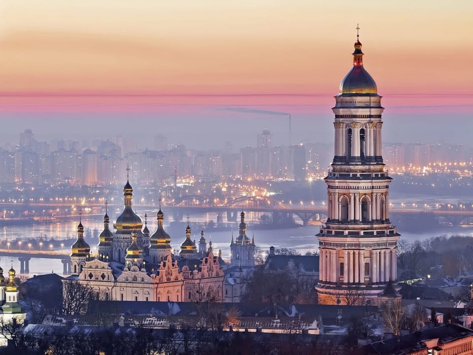 Fototapeta Panorama miasta z wieżą i mostem