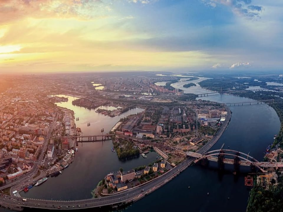 Fototapeta Panorama miasta z rzeką o zachodzie