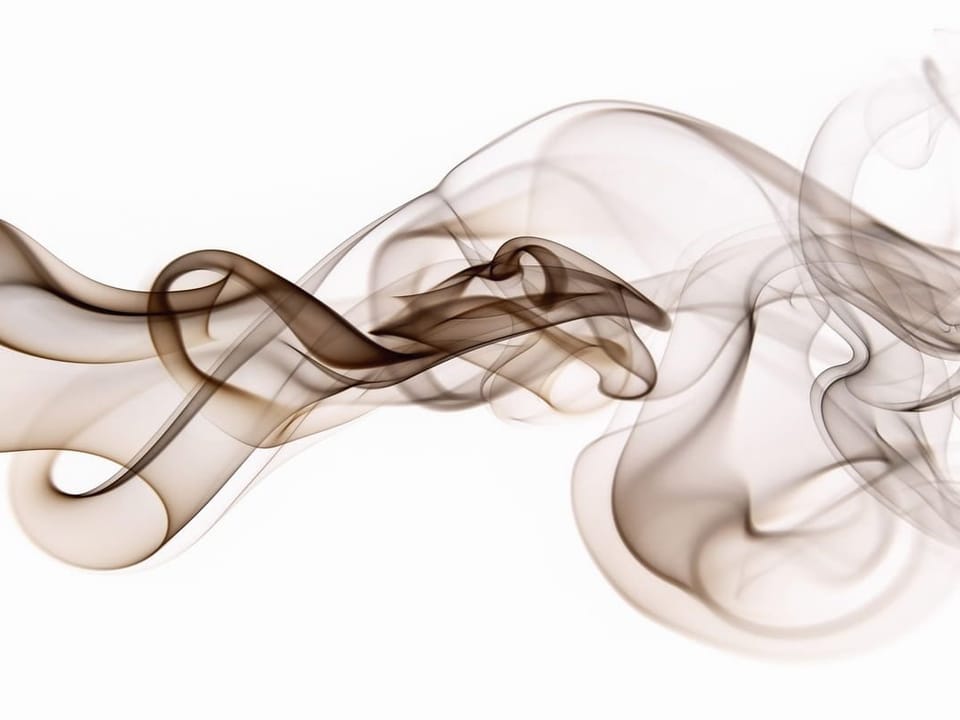 Fototapeta Falujące Smugi Dymu na Białym Tle