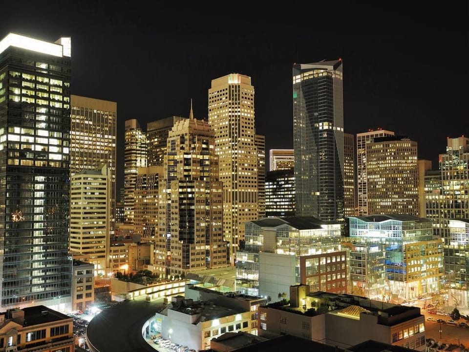 Fototapeta Nocne wieżowce w miejskiej scenerii