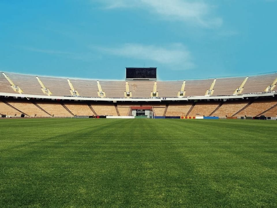 Fototapeta Stadion piłkarski o poranku na wymiar