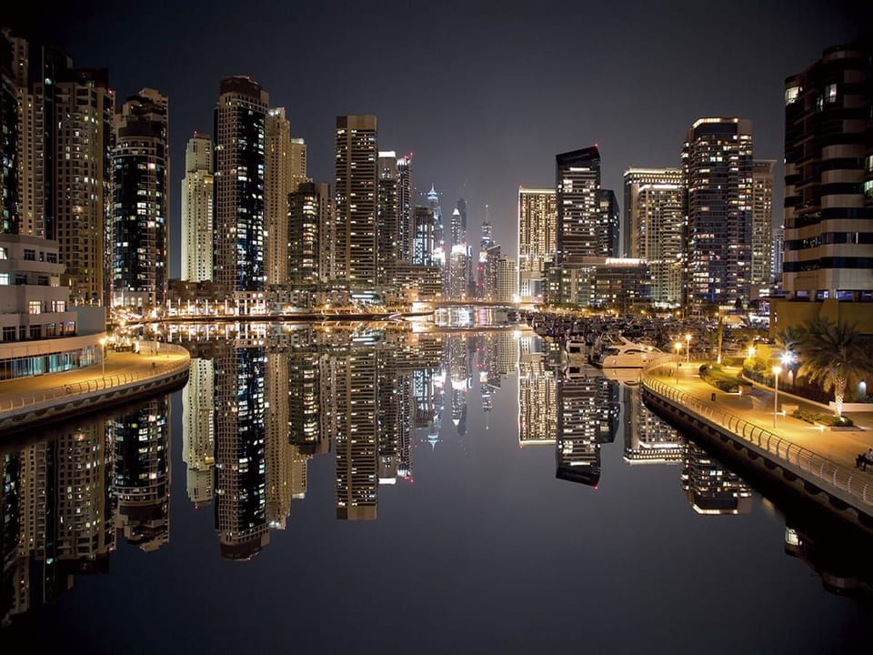 Fototapeta Wieżowce nocą, odbicie w wodzie