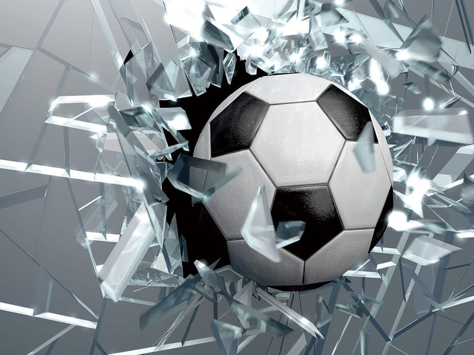 Fototapeta Piłka nożna w ruchu przez szkło