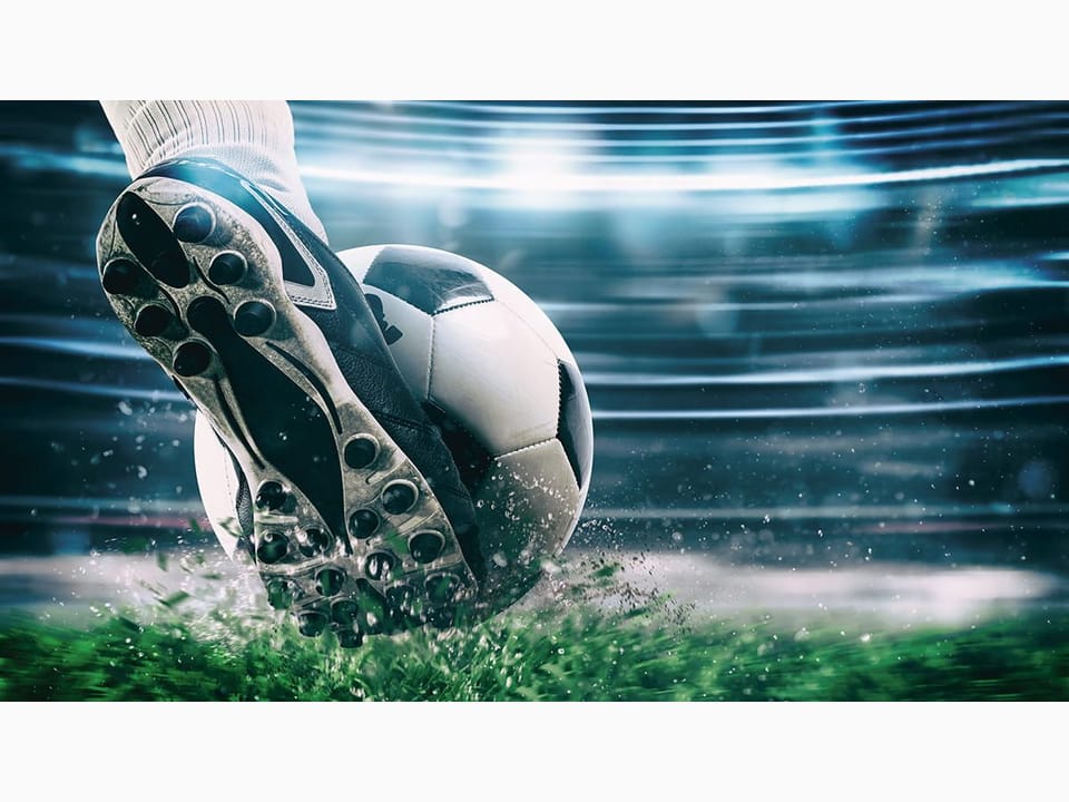 Fototapeta But piłkarski w akcji na trawie