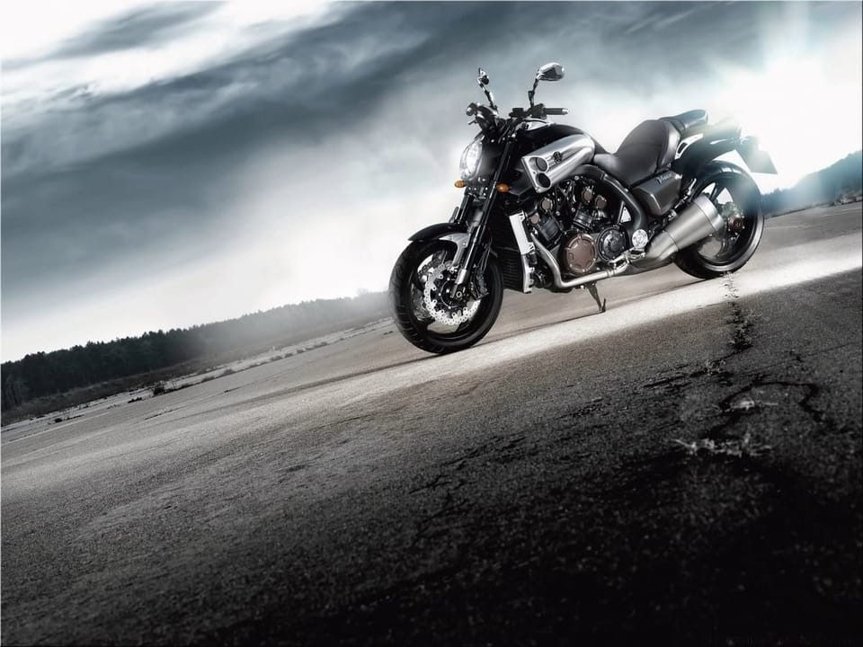 Fototapeta Motocykl na pustej drodze na wymiar