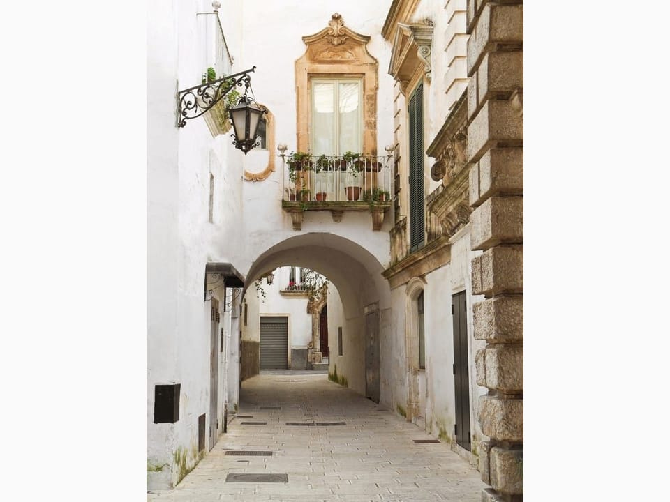 Fototapeta Urokliwa uliczka z łukiem