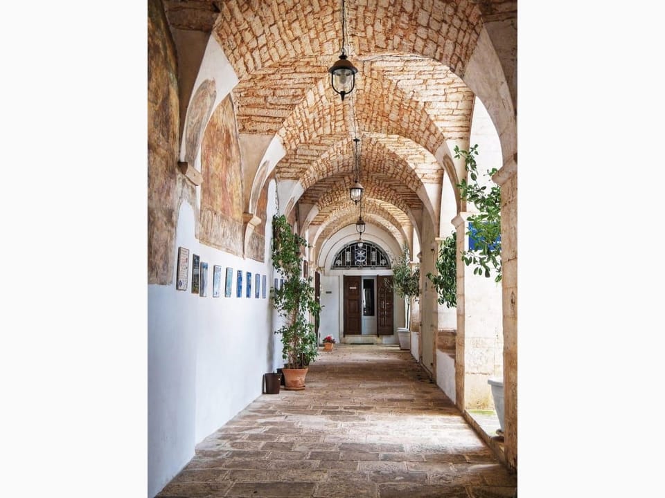 Fototapeta Kamienny korytarz z łukami