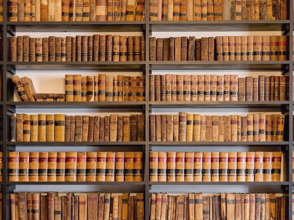 Fototapeta Regały z książkami w bibliotece na wymiar