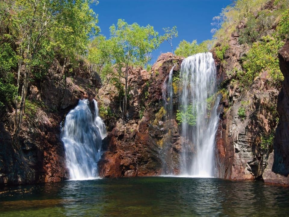 Fototapeta Wodospad w skalistym otoczeniu