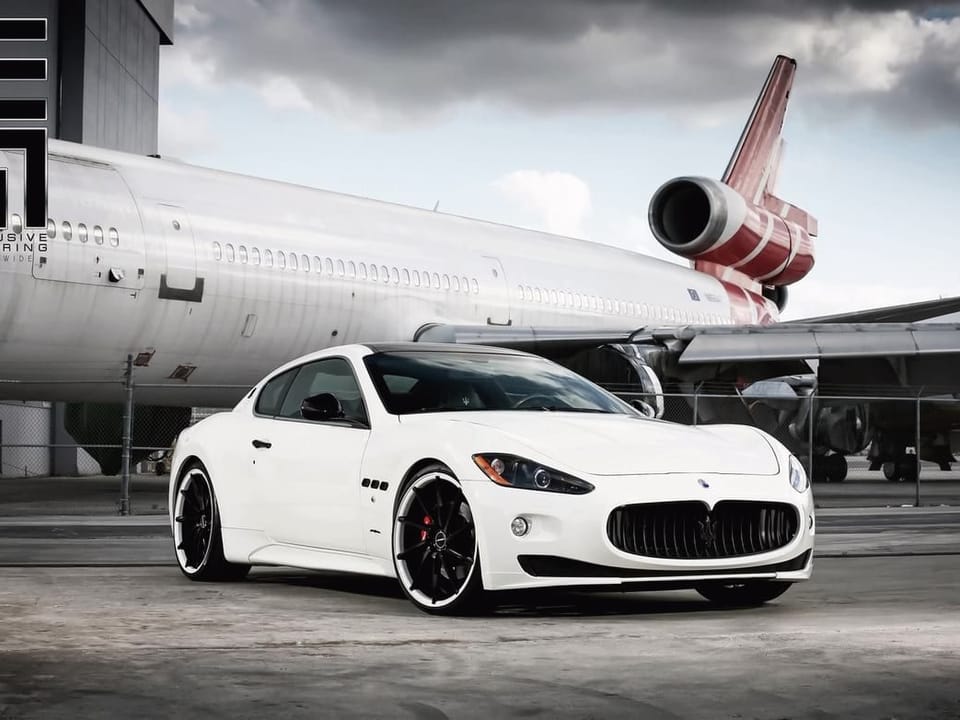 Fototapeta Sportowy samochód na lotnisku na wymiar