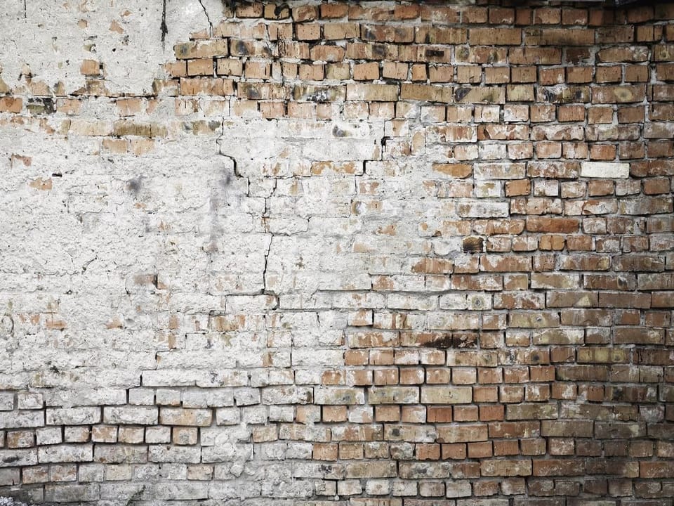 Fototapeta Ceglana ściana z pęknięciami na wymiar