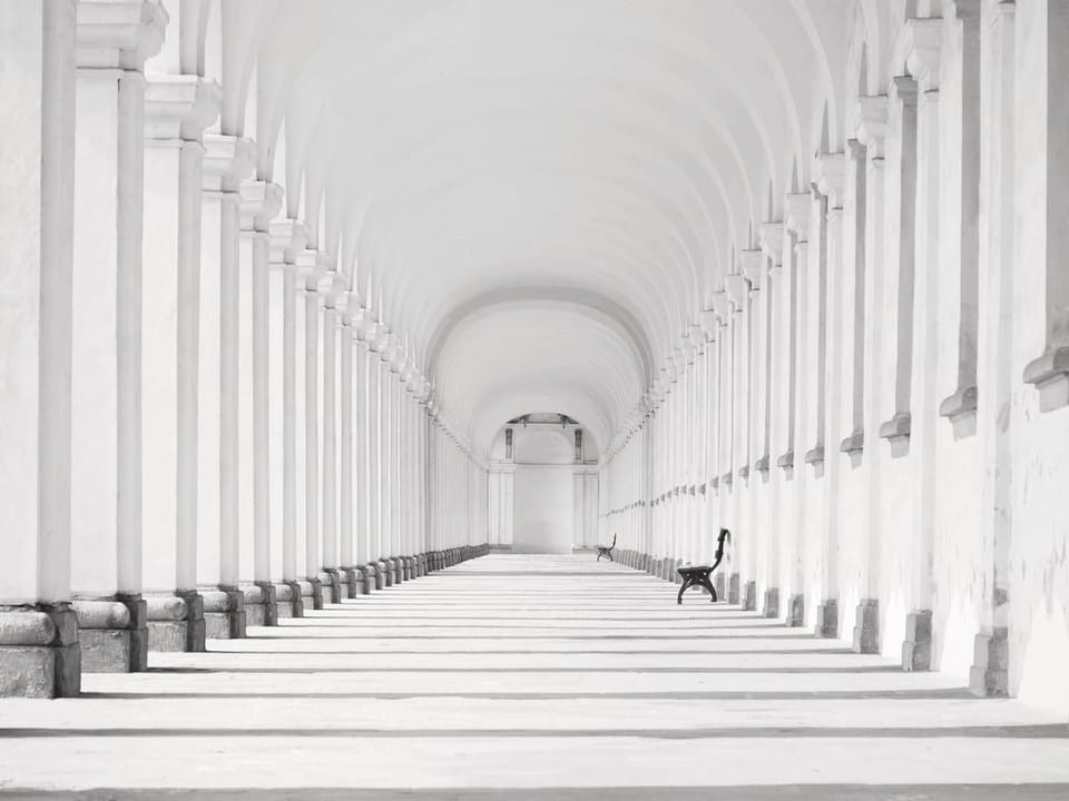 Fototapeta Biały korytarz z kolumnami 3D na wymiar