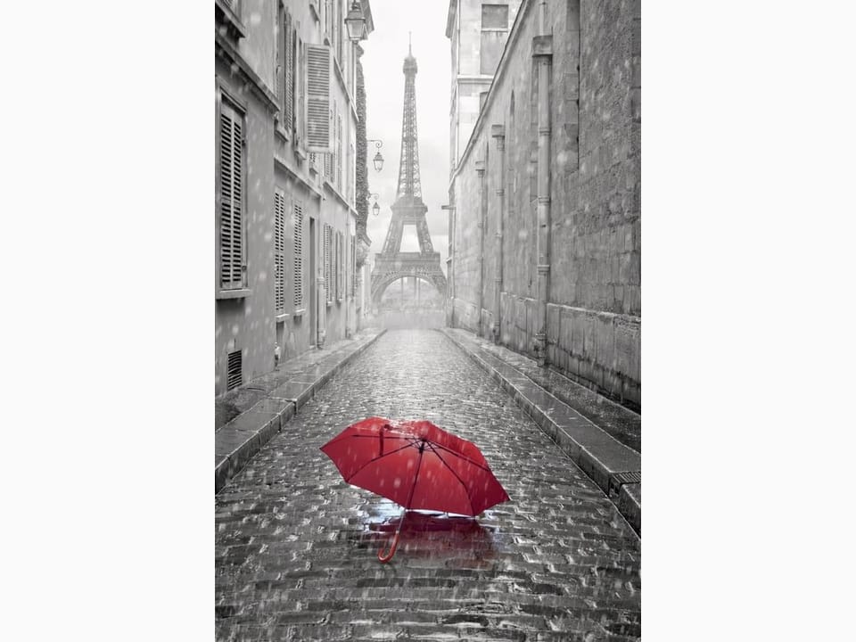 Fototapeta Czerwony parasol na mokrej ulicy na wymiar