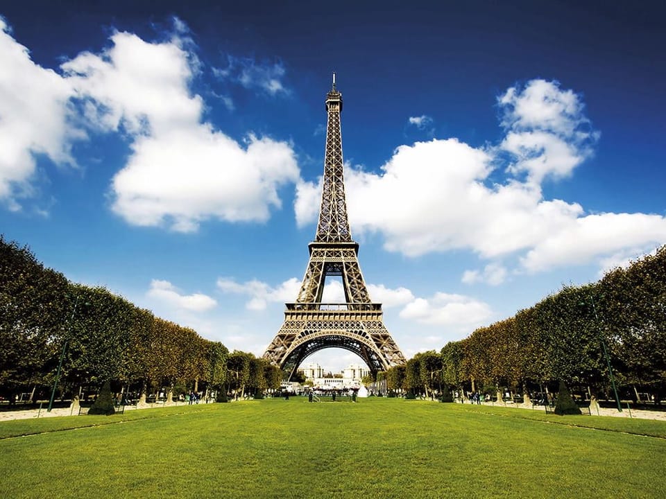 Fototapeta Wieża Eiffla i błękitne niebo