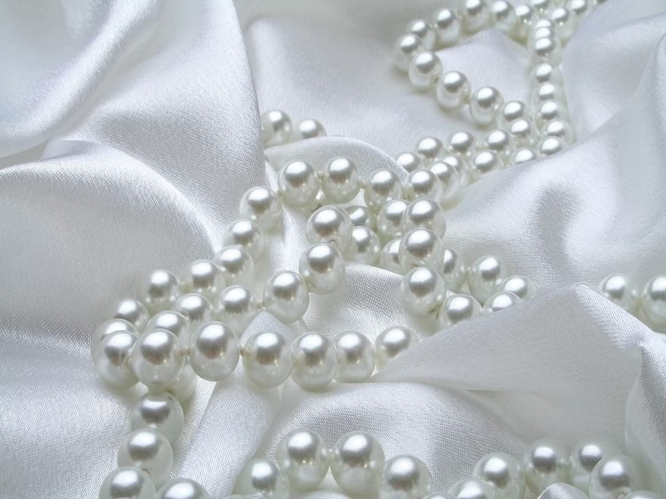 Fototapeta Perły na białym materiale