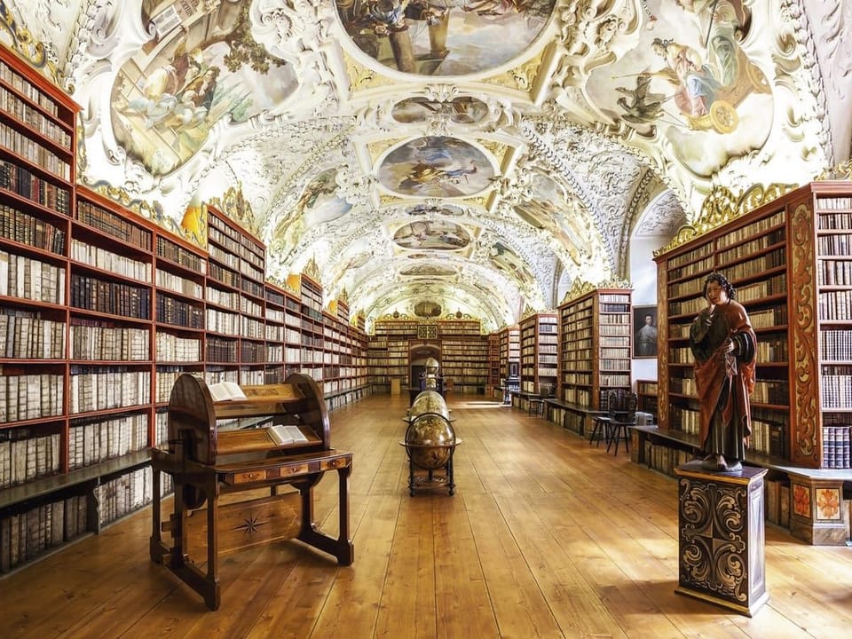 Fototapeta Biblioteka z freskami i regałami na wymiar