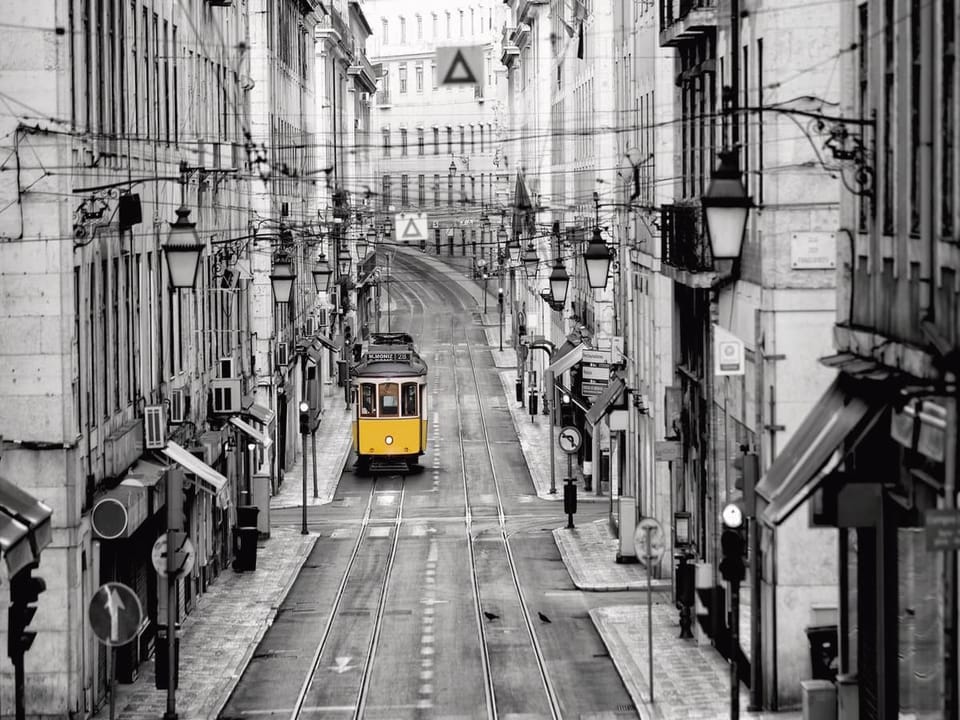 Fototapeta Żółty tramwaj w Starym Mieście na wymiar