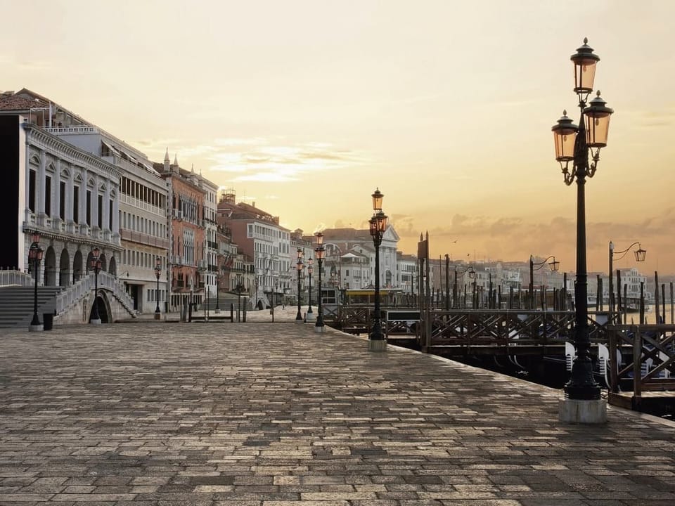 Fototapeta Kamienice przy nabrzeżu o zachodzie
