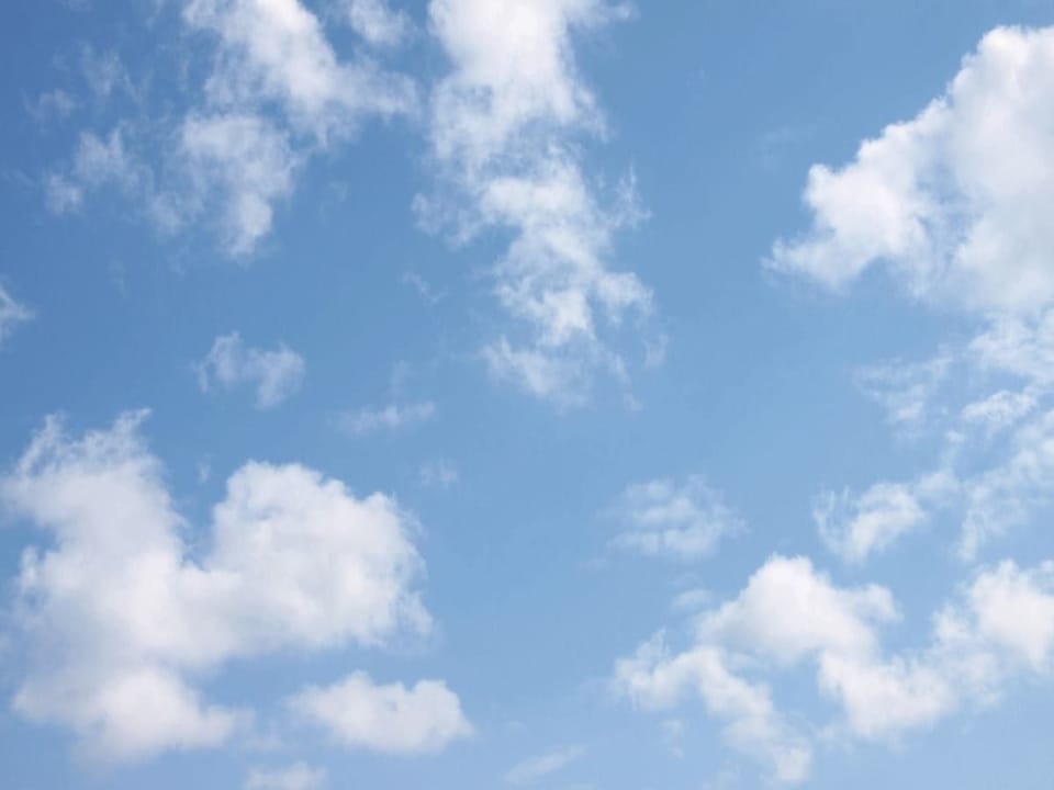 Fototapeta Błękitne niebo z białymi chmurami