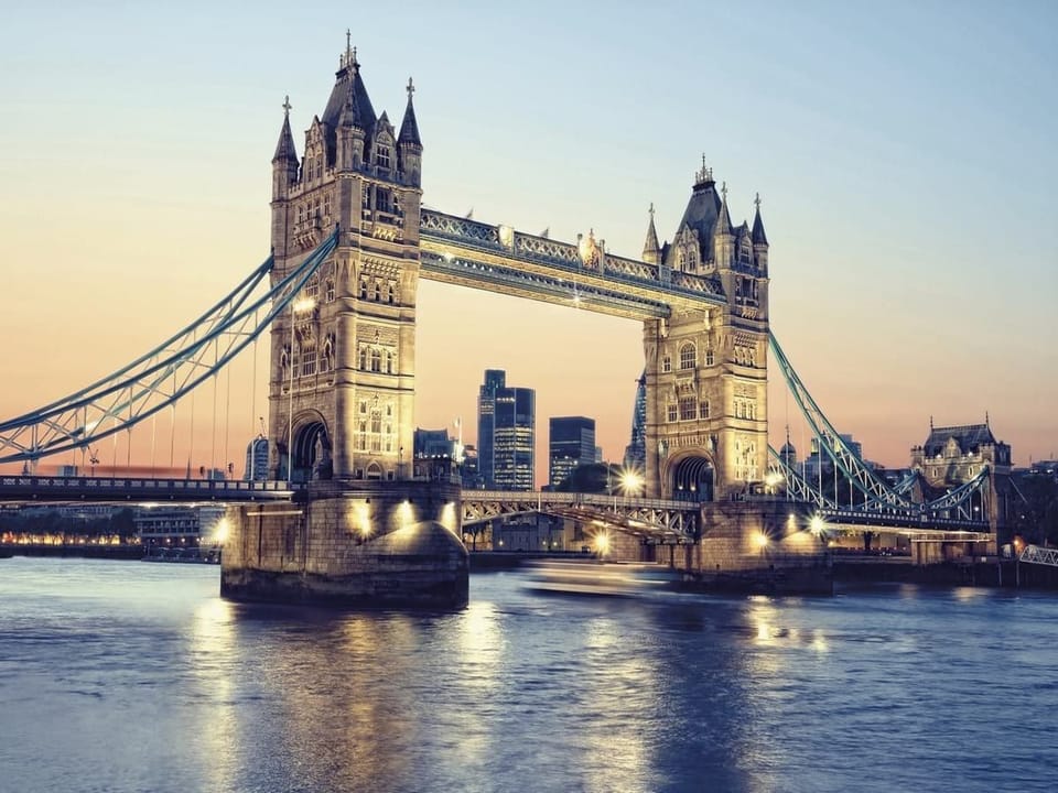 Fototapeta Most z wieżami nad rzeką o zmierzchu