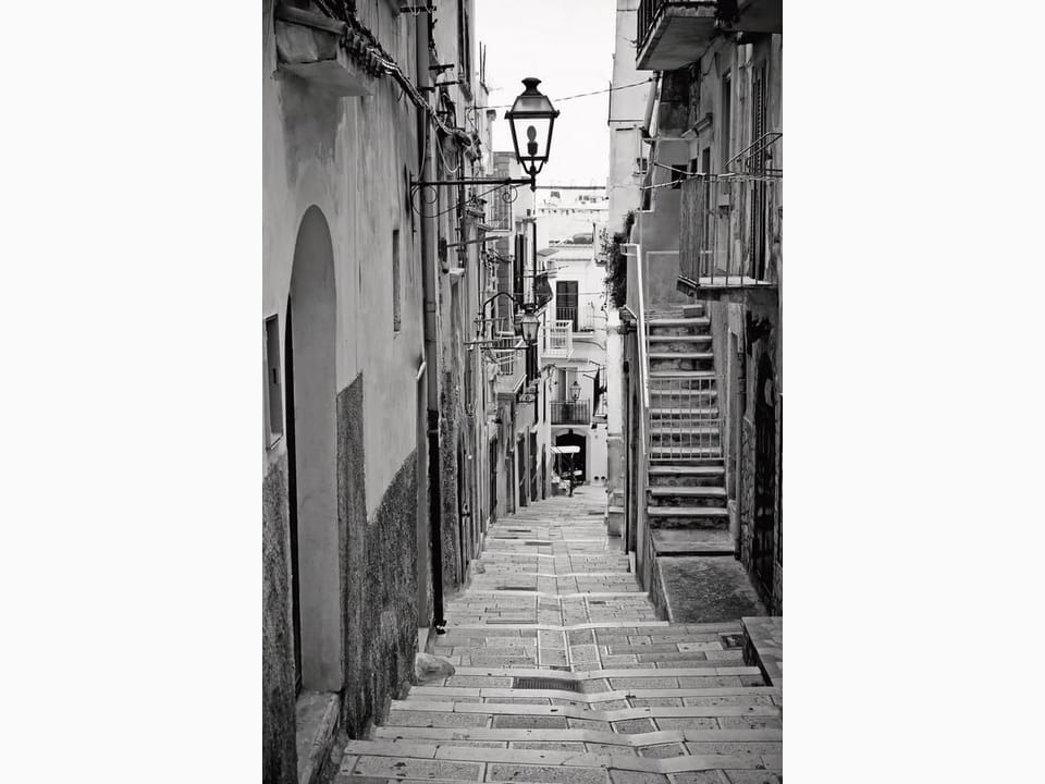 Fototapeta Kamienna uliczka z lampami