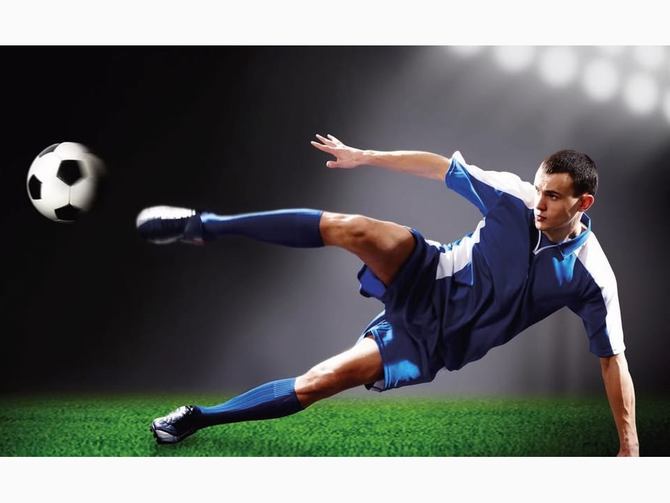 Fototapeta Piłkarz na murawie w akcji