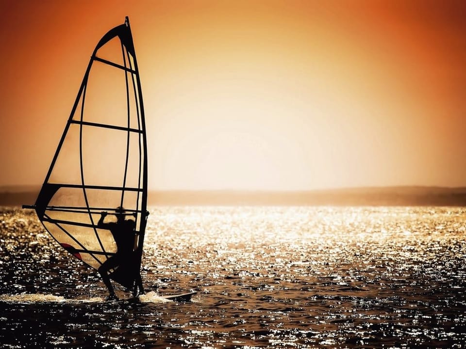 Fototapeta Windsurfer o zachodzie słońca